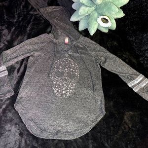 No Boundaries Skull Pullover